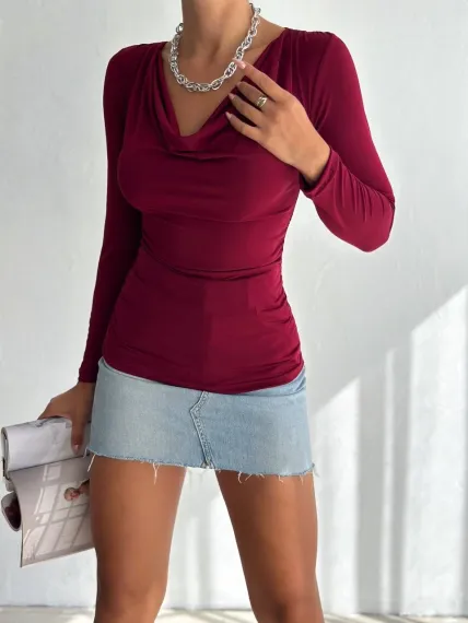 Бордовий жіночий блузон з вирізом горловини, довгими рукавами та бічними збірками, виготовлений з поліестеру, без підкладки - фото 3