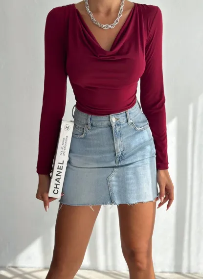 Бордовий жіночий блузон з вирізом горловини, довгими рукавами та бічними збірками, виготовлений з поліестеру, без підкладки - фото 2