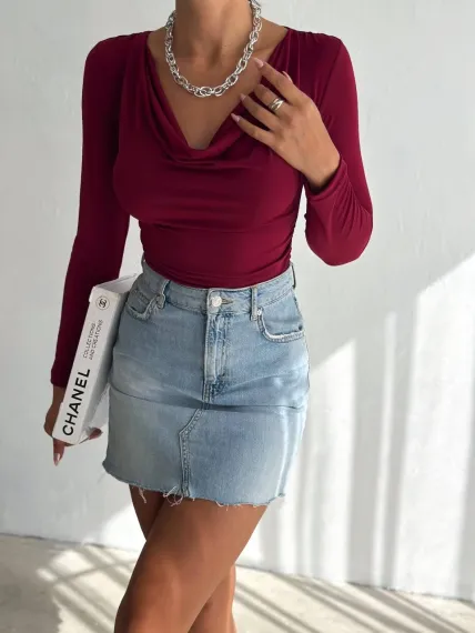 Бордовий жіночий блузон з вирізом горловини, довгими рукавами та бічними збірками, виготовлений з поліестеру, без підкладки - фото 4