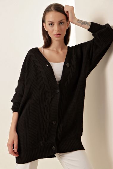 Жіночий чорний в'язаний кардиган з довгими гудзиками і візерунком косичкою, звичайний крій, стандартний розмір - фото 2