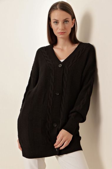 Жіночий чорний в'язаний кардиган з довгими гудзиками і візерунком косичкою, звичайний крій, стандартний розмір - фото 3