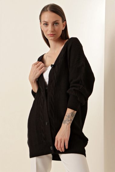 Жіночий чорний в'язаний кардиган з довгими гудзиками і візерунком косичкою, звичайний крій, стандартний розмір - фото 4