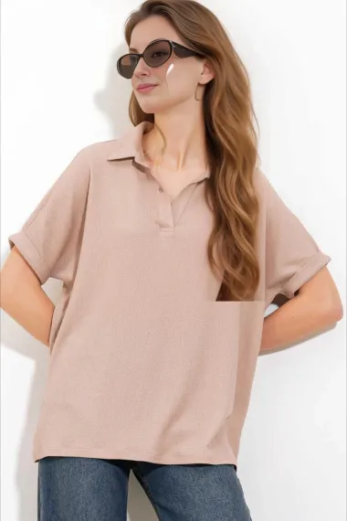 بلوزة نسائية بياقة بولو واسعة من البوليستر والليكرا بلون بيج - صورة 2