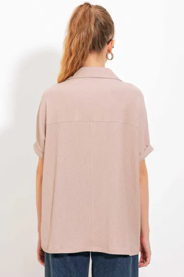 بلوزة نسائية بياقة بولو واسعة من البوليستر والليكرا بلون بيج - صورة 4