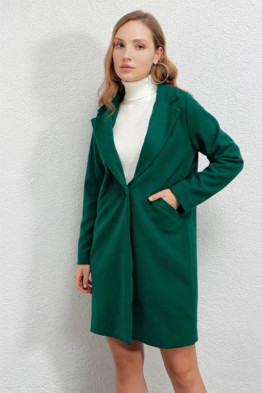 Стильне кашемірове пальто з єдиною гудзиковою застібкою та подвійними кишенями кольору смарагдового зеленого для жінок - фото 1