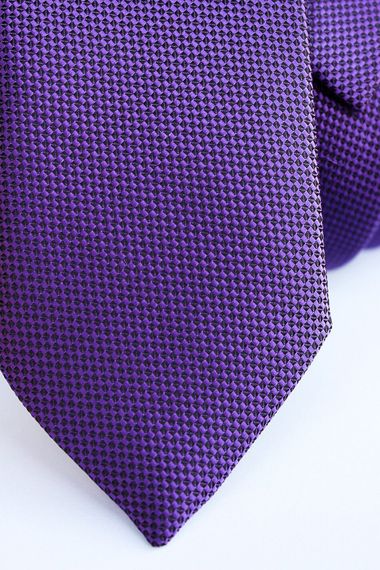 ربطة عنق ضيقة بنمط ثقب دوبي بنفسجي غامق للرجال