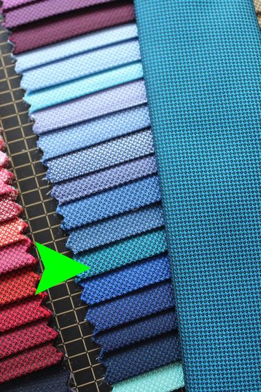 Чоловічий вузький крават з візерунком у формі пташиних очей, коралового кольору, 5.7 см завширшки, 135 см завдовжки, з подарунковою затискачкою - фото 3