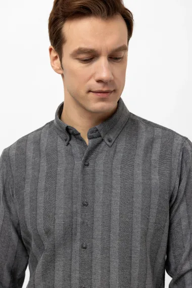 Облегающая однотонная рубашка с квадратными манжетами - фото 5