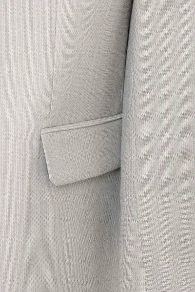 Классический пиджак с регулярным кроем, серый, 64% полиэстер, 34% вискоза, 2% эластан, два пуговицы, боковые карманы с клапаном - фото 3