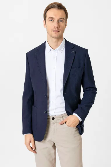 Тонкий приталенный пиджак классического фасона, 64% ПЭ, 34% ВИ, 2% ЭА, два кармана, без клапанов, цвет темно-синий, размеры 48-54 - фото 3