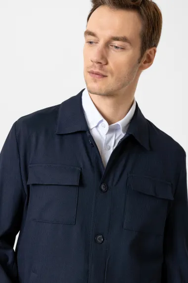 Скромна куртка зі стильним узором, класичний комір, сім ґудзиків, матеріал %63 PES, %34 ВІС, %3 EA, доступна в синьому кольорі та кількох розмірах - фото 3