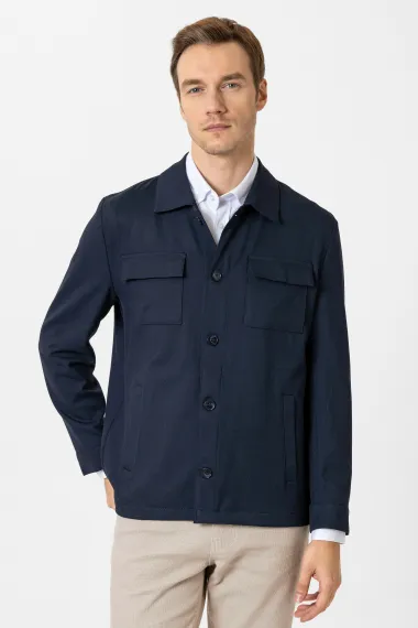 Скромна куртка зі стильним узором, класичний комір, сім ґудзиків, матеріал %63 PES, %34 ВІС, %3 EA, доступна в синьому кольорі та кількох розмірах - фото 2