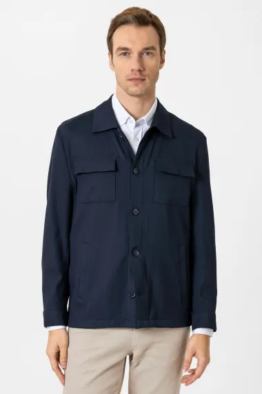 Скромна куртка зі стильним узором, класичний комір, сім ґудзиків, матеріал %63 PES, %34 ВІС, %3 EA, доступна в синьому кольорі та кількох розмірах - фото 1