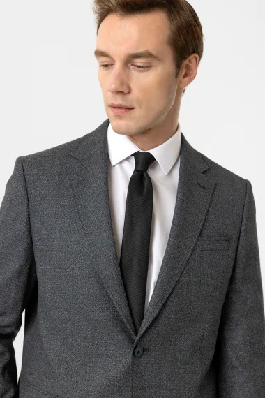 بدلة أنيقة بتصميم عادي بأزرار مزدوجة، مريحة ومصنوعة من قماش بولي-فيسكون، متوفرة بأحجام متعددة ولون أزرق برلماني - صورة 3