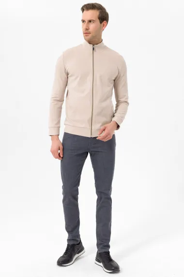 Класичний капітонний кардиган бежевого кольору з чверть-стійкою коміром та комфортним кроєм з 82% бавовни - фото 4