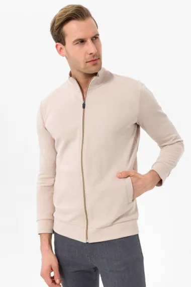 Класичний капітонний кардиган бежевого кольору з чверть-стійкою коміром та комфортним кроєм з 82% бавовни - фото 3