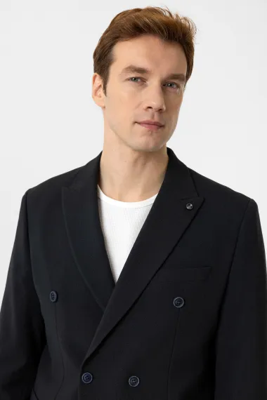 Стрункий класичний костюм темно-синього кольору з 6 ґудзиками, без клапанів на кишенях, та воротником-кантом, розмір 48-54 - фото 5