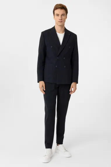 Стрункий класичний костюм темно-синього кольору з 6 ґудзиками, без клапанів на кишенях, та воротником-кантом, розмір 48-54 - фото 4