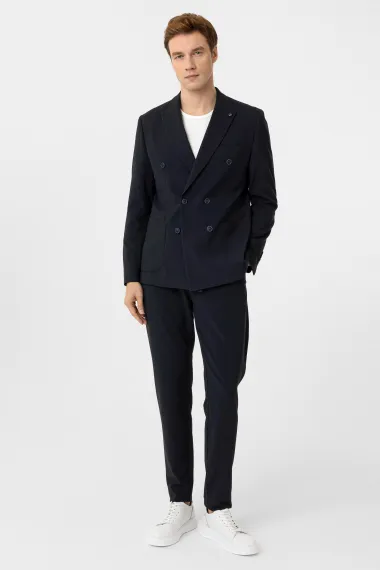 Стрункий класичний костюм темно-синього кольору з 6 ґудзиками, без клапанів на кишенях, та воротником-кантом, розмір 48-54 - фото 3