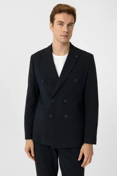 Стрункий класичний костюм темно-синього кольору з 6 ґудзиками, без клапанів на кишенях, та воротником-кантом, розмір 48-54 - фото 2