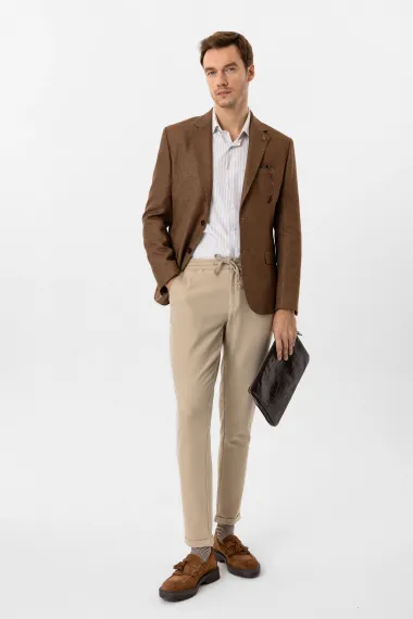 Судинний жакет зі слім-кроєм, амурованим дизайном, з бічними кишенями, з двома ґудзиками, кольору світло-коричневий, 100% поліестер - фото 1