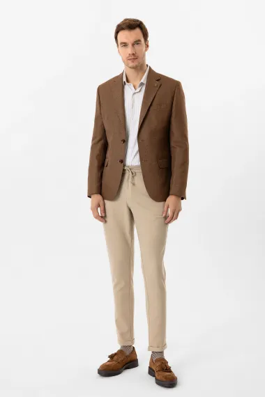 Судинний жакет зі слім-кроєм, амурованим дизайном, з бічними кишенями, з двома ґудзиками, кольору світло-коричневий, 100% поліестер - фото 2