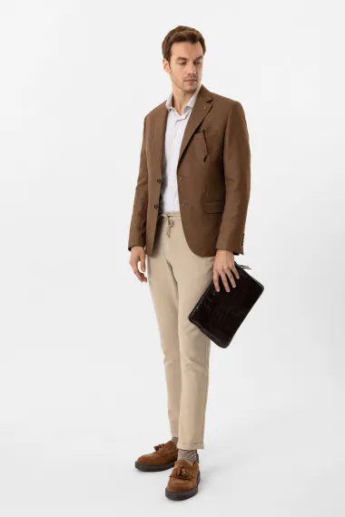 Судинний жакет зі слім-кроєм, амурованим дизайном, з бічними кишенями, з двома ґудзиками, кольору світло-коричневий, 100% поліестер - фото 5