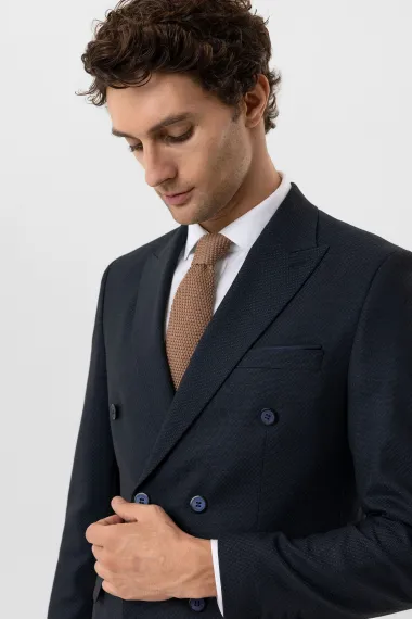 Узкий костюм с узором в цвете темно-синий, смесовый состав 64% полиэстер, 34% вискоза, 2% эластан, с клапанами и боковыми карманами - фото 5