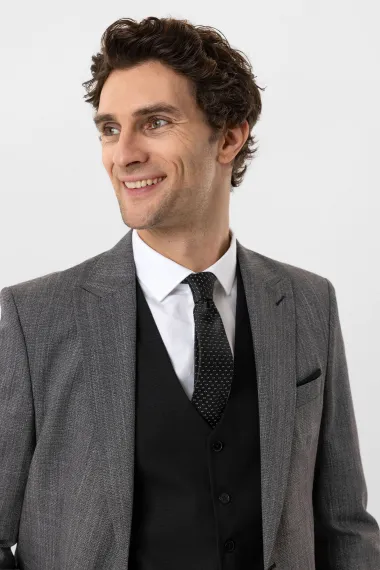 بدلة رسمية بقصة ضيقة بتصميم مخطط مع سترة، مصنوعة من 71% بوليستر و27% فيسكوز، تتوفر بأحجام مختلفة ولون أسود - صورة 4