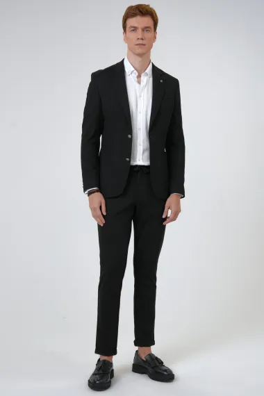 جاكيت بقصة ضيقة بتصميم عصري، مصنوع من البوليستر، بأزرار مزدوجة و جيوب جانبية، متوفر بأحجام متنوعة ولون أسود - صورة 3