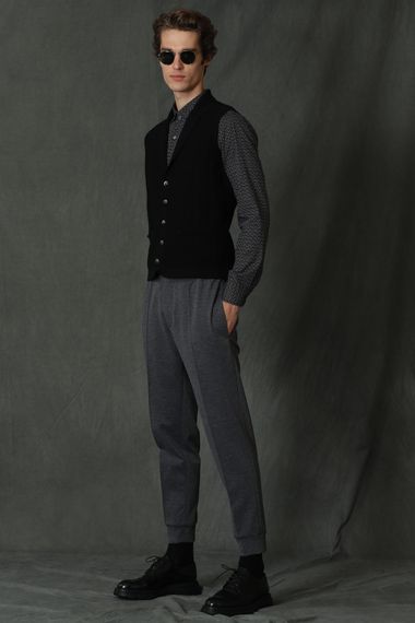 Level V Neck Vest Black - photo 4