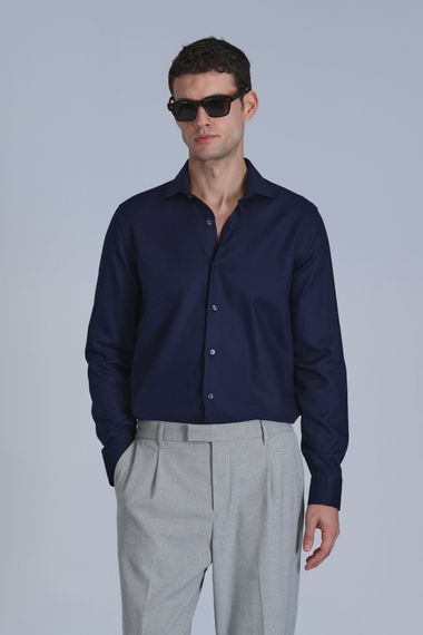 Чоловіча базова сорочка Comfort Fit темно-синього кольору - фото 3