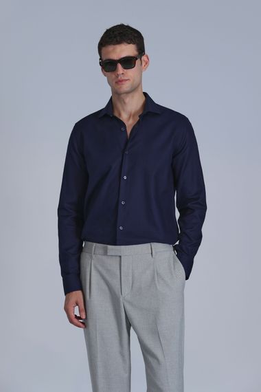 Чоловіча базова сорочка Comfort Fit темно-синього кольору - фото 1