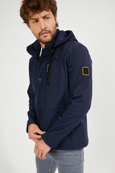 Чоловіча темно-синя водонепроникна куртка з капюшоном і вітронепроникною кишенею, деталізована м’яка оболонка, внутрішня частина з дубленок - фото 1
