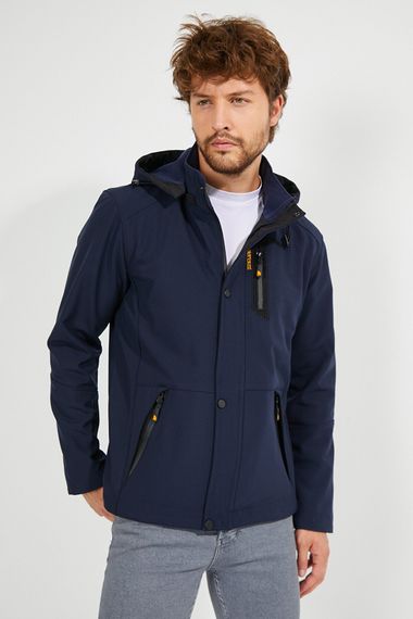 Чоловіча темно-синя водонепроникна куртка з капюшоном і вітронепроникною кишенею, деталізована м’яка оболонка, внутрішня частина з дубленок - фото 4