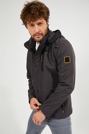 Чоловіча водонепроникна куртка з капюшоном і вітронепроникною кишенею антрацитового кольору, деталізована м’яка оболонка, внутрішня частина з стрижки - фото 3