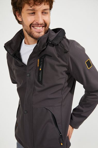 Чоловіча водонепроникна куртка з капюшоном і вітронепроникною кишенею антрацитового кольору, деталізована м’яка оболонка, внутрішня частина з стрижки - фото 4