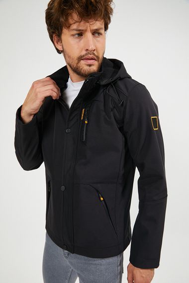 Чоловіча чорна водонепроникна і вітронепроникна куртка з капюшоном і кишеньковими деталями з м’якої оболонки з стрижнею всередині - фото 3