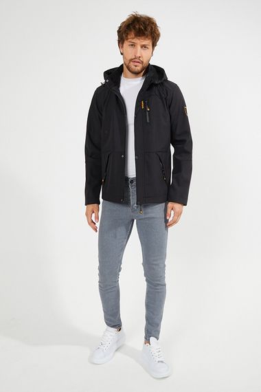 Erkek Siyah Kapüşonlu Su Ve Rüzgar Geçirmez Cep Detaylı İçi Kürklü Softshell Mont - fotoğraf 5