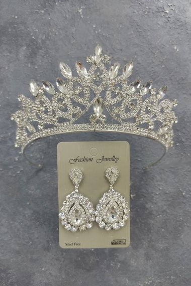 Lilya Model Bridal Crown And Studded Earrings