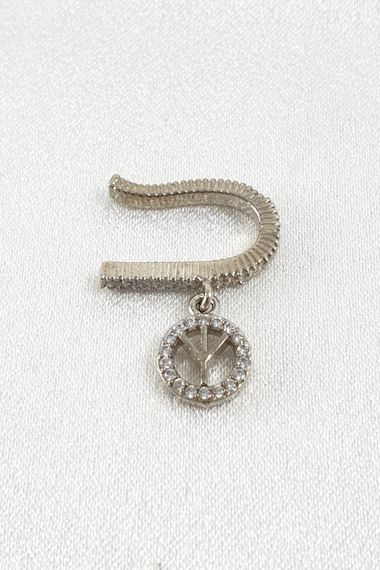 Сережки зі срібним камінням з детальним дизайном