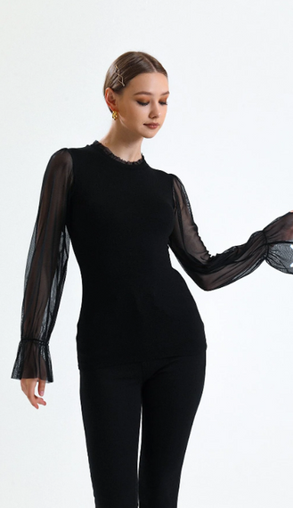 Жіноча трикотажна блуза з тюлю з чорним коміром і рукавами - фото 3