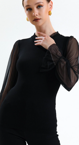 Жіноча трикотажна блуза з тюлю з чорним коміром і рукавами - фото 4
